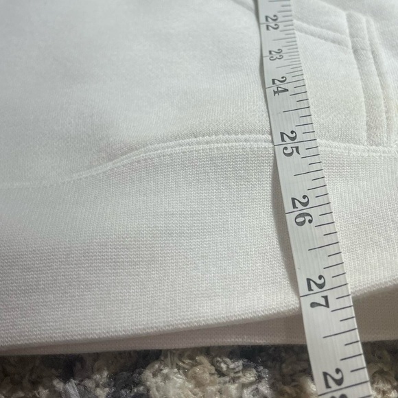 Kobe Bryant white hoodie #Lakers #goat 
2 minor flaws, last pictures for details - Picture 6 of 8